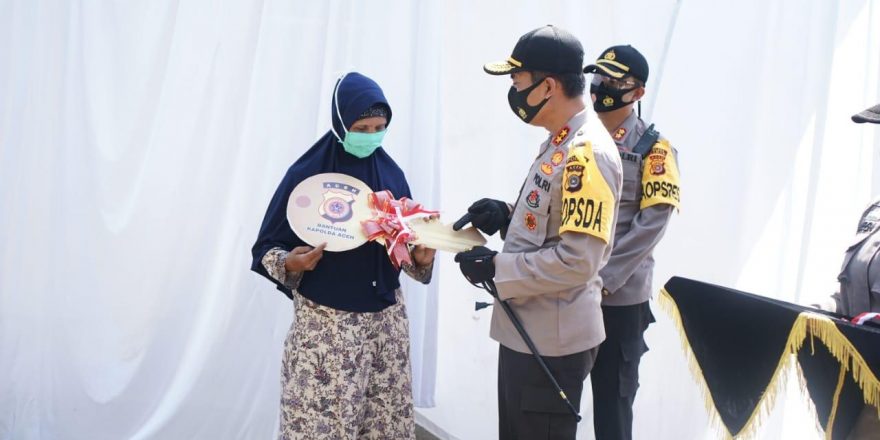 Kapolda Aceh Serahkan Bantuan Rumah untuk Dhuafa