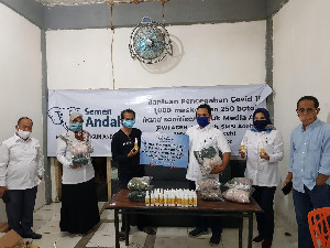 Semen Andalas Bagikan Masker untuk Jurnalis di Banda Aceh
