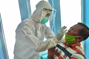 Ratusan Masyarakat Kuta Alam Kota Banda Aceh Tes Swab