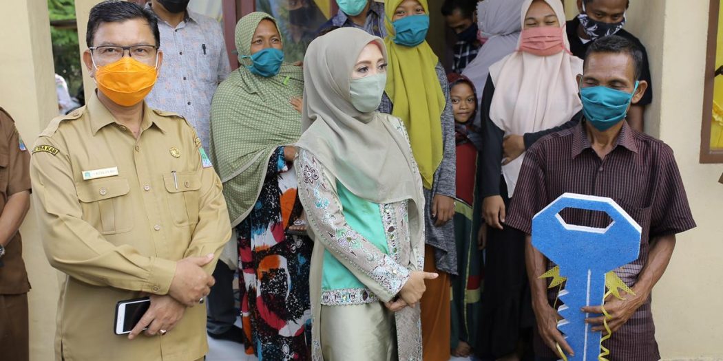 Dyah Erti Serahkan Rumah Layak Huni di Aceh Jaya