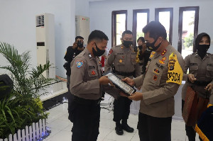 Peduli Kaum Dhuafa dan Disabilitas, Polda Aceh Serahkan Penghargaan ke Personil Polres Aceh Utara
