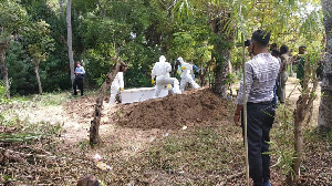 Polisi Kawal Pemakaman Jenazah Pasien Covid-19 di Gampong Neuhen
