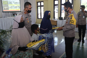 Kapolda Aceh Serahkan Rumah Bantuan Untuk Keluarga Kurang Mampu