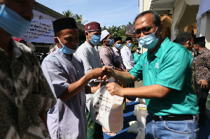 PLN Aceh dan Forum PRB Salurkan Bantuan Kepada Guru Mengaji