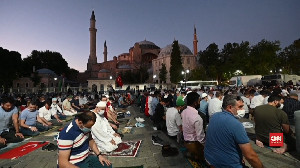 Ribuan Jamaah Laksanakan shalat Magrib di Depan Masjid Hagia Sophia