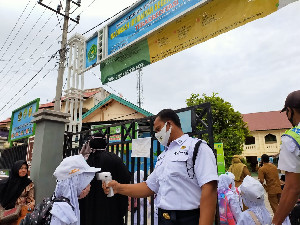 Hari Pertama Sekolah, Siswa MIN 5 Ulee Kareng Dicek Suhu Tubuh dan Wajib Pakai Masker