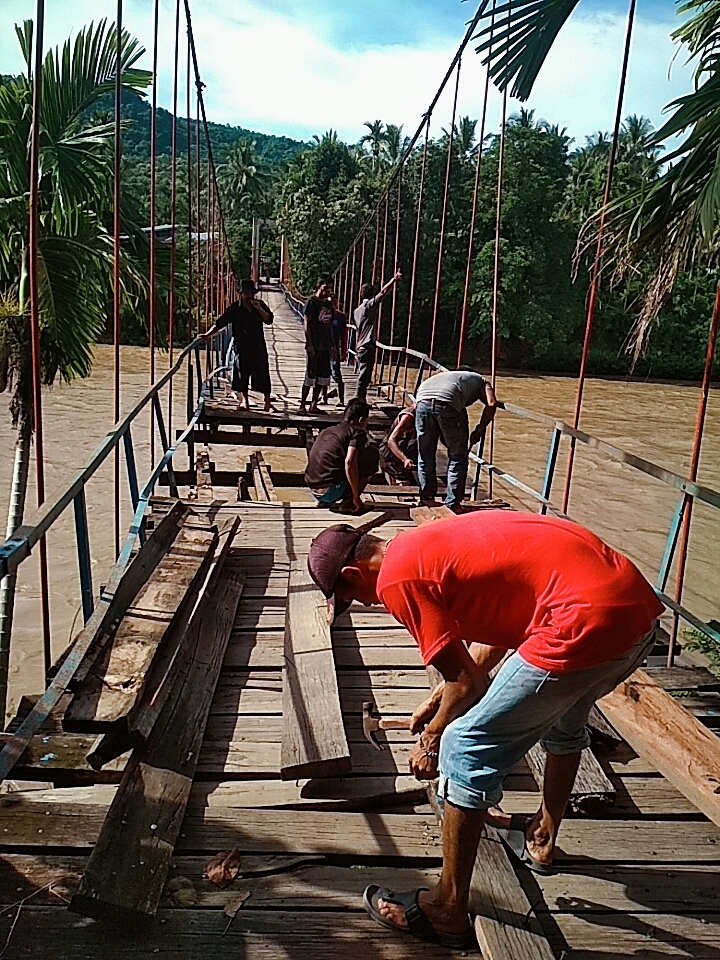 Dirlantas Polda Aceh Sediakan Kayu Perbaiki Jembatan Gantung