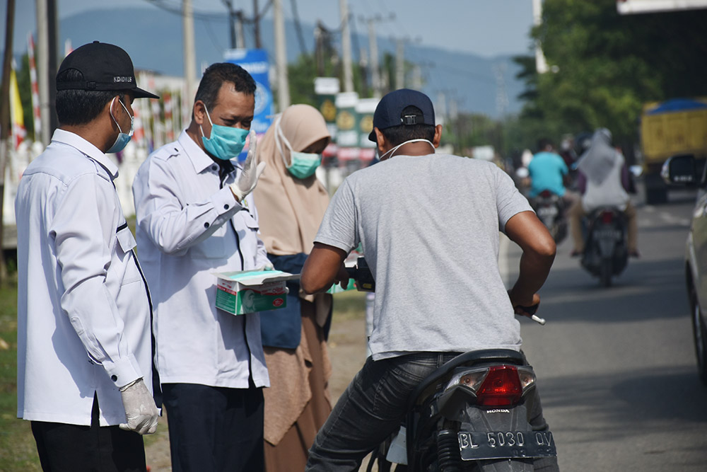 Edukasi Masyarakat, Direktur Poltekkes Kemenkes Aceh Bagikan 1 Juta Masker Kepada Masyarakat