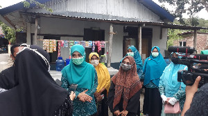 Ibu Dyah Gebrak Masker di Gampong Pande Disambut Hangat