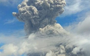 Gunung Sinabung Semburkan Abu Vulkanik Kembali