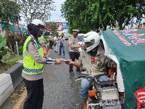 Dirlantas Polda Aceh Bagikan 1000 Masker Merah Putih