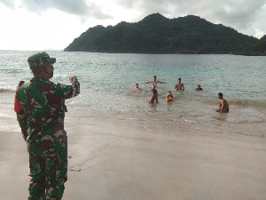 Babinsa Koramil 03/Lhoknga Himbau Pengunjung Pantai Tetap Waspada