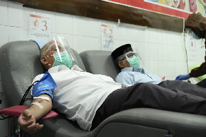 Semarak HUT RI, Plt Gubernur Aceh dan Sekda Donor Darah