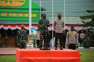 Panglima TNI Bersama Kapolri Lepas Satgas Ke Jayapura