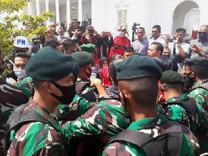Aksi Dorong Aparat - Massa Mewarnai Peringatan 15 Tahun Damai Aceh