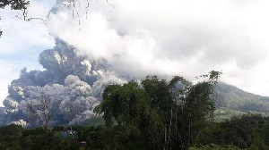 Sinabung Kembali Erupsi dengan Ketinggian Hingga 2.000 meter
