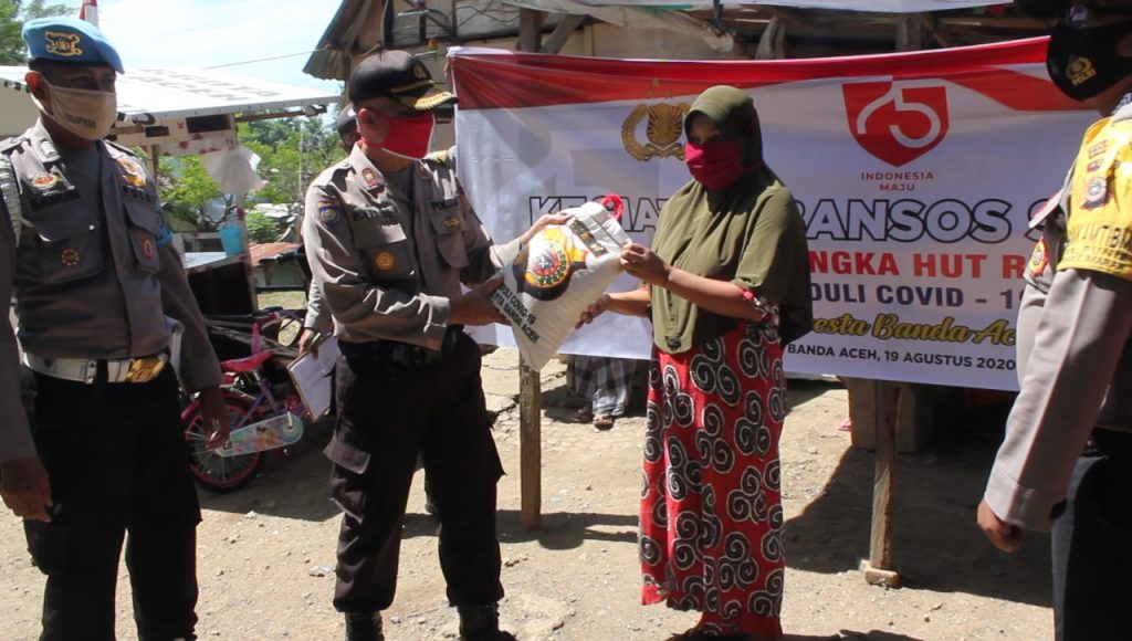 Peringati HUT RI Ke 75, Polresta Banda Aceh Bagikan Bansos Serentak