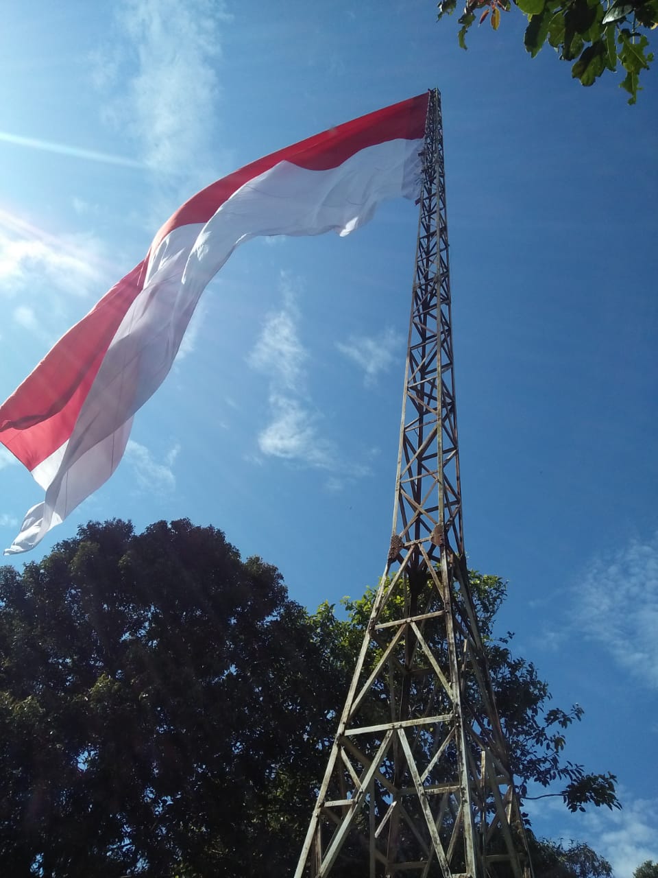 Di Puncak Gunung Lot TNI Bersama PETA Kibarkan Bendera Merah Putih Raksasa