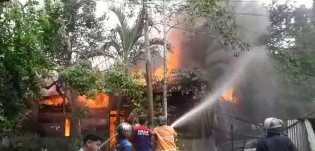 Diduga Konsleting Listrik, Satu Unit Rumah di Aceh Tamiang Terbakar