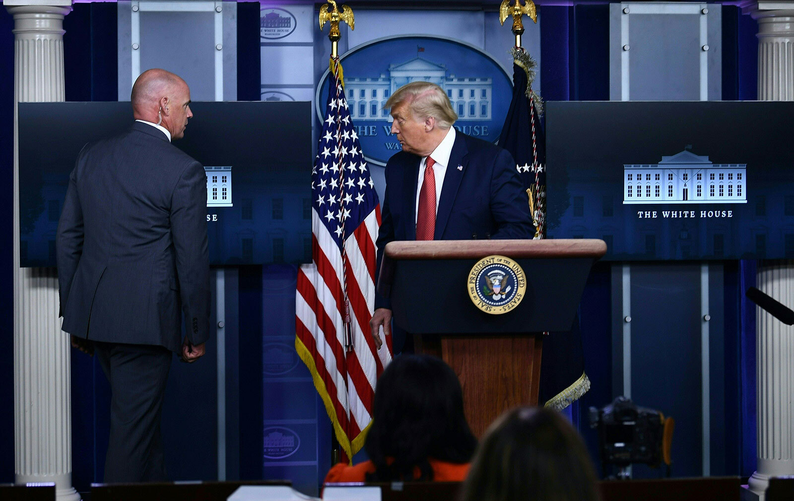 Ada Penembakan di Luar Gedung Putih saat Trump Briefing Covid-19