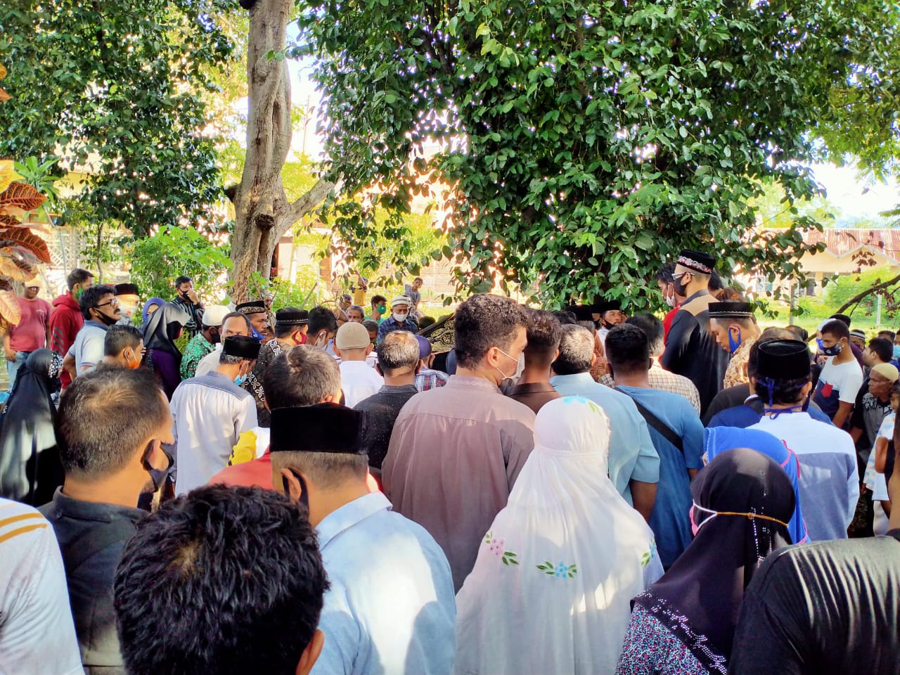 Ratusan Masyarakat Hadiri Proses Pemakaman Almarhum H. Harun Keuchik Leumiek
