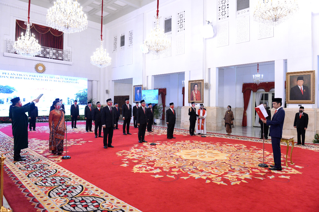 Jokowi Lantik Dubes Luar Biasa dan Berkuasa Penuh RI di Istana