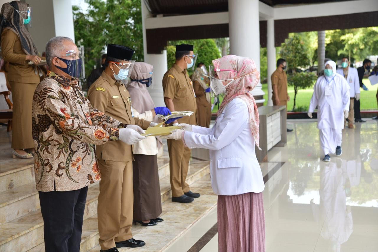 Sekda Aceh Serahkan SK Kenaikan Pangkat dan Pensiun ASN