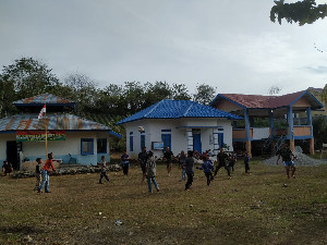 Berolahraga Bersama cara  Satgas TMMD Aceh Tengah Jalin Kebersamaan dengan Masyarakat