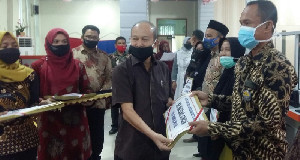 Bupati Aceh Tamiang Serahkan 7181 Akta Kelahiran