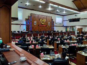Irpannusir Bacakan Pandangan DPR Aceh Terkait Jawaban Plt Gubernur Tentang Hak Interpelasi