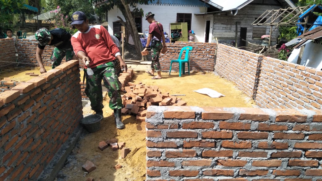 Dalam Rangka HUT TNI ke-75 Membangun Rumah Ibu Fatimah