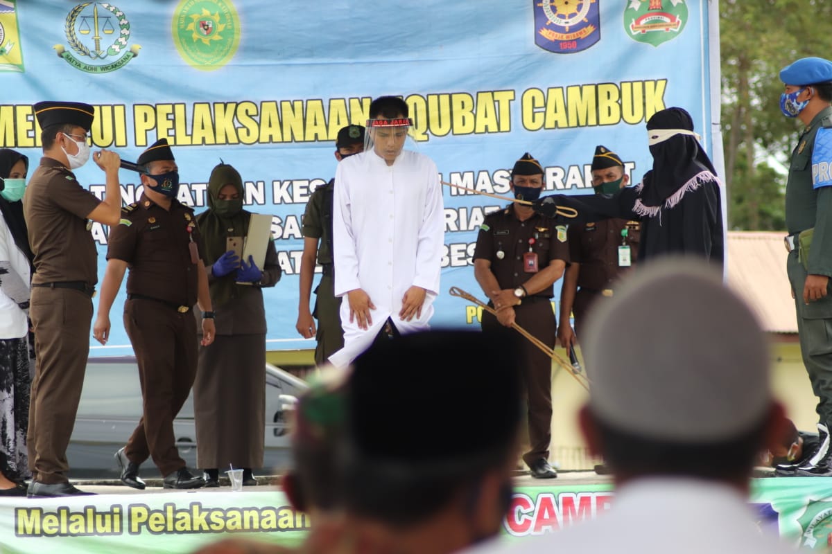 Tepergok Mesum, 2 Pasangan Remaja di Aceh Besar Dicambuk 100 Kali