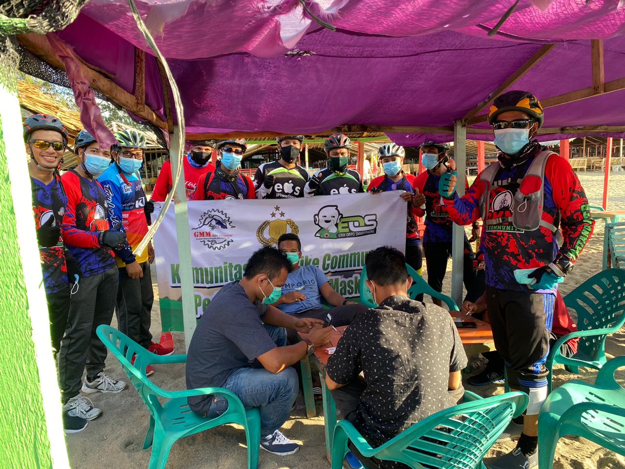 Komunitas GMM Bike Community Bagi-bagi Masker kepada Pengunjung Objek Wisata