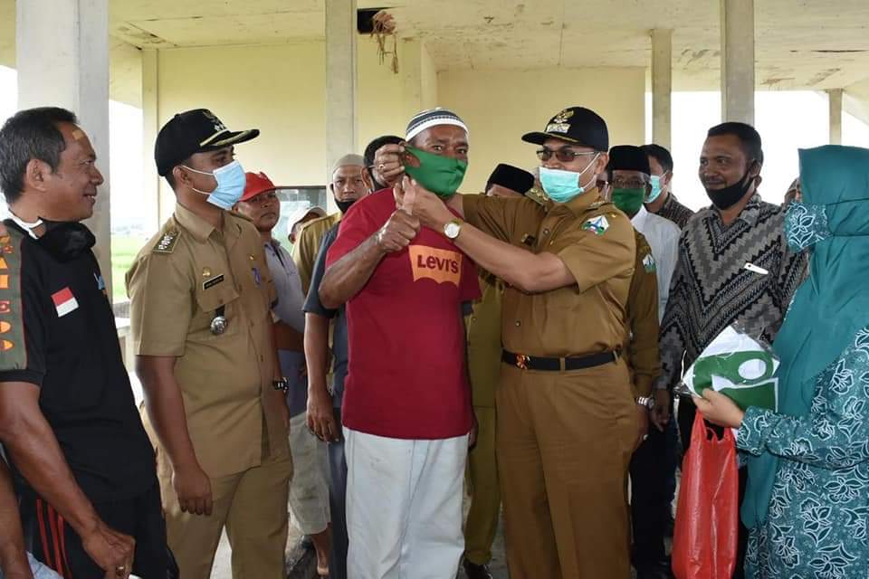 Wujudkan GEMA, Bupati Bireuen Bagikan Masker Di Pasar Kuala