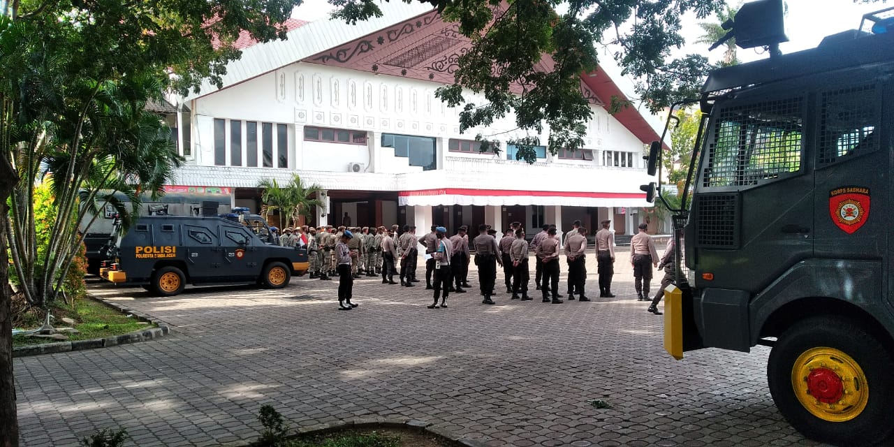Puluhan Perposel Polisi dan Satpol PP Berjaga di Depan Kantor DPRA
