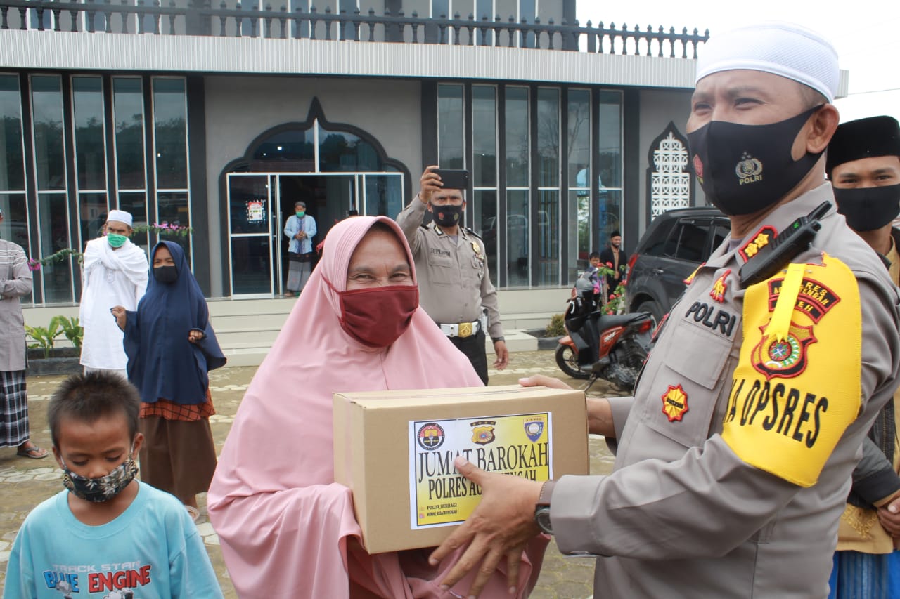 Kapolres Aceh Tengah Bagi Sembako di Kute Panang
