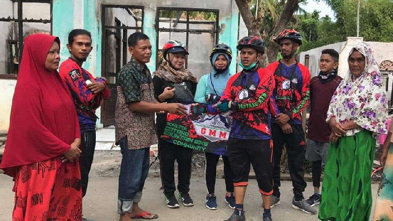 Komunitas GMM Bike Community Sumbang Korban Kebakaran Pante Piyue