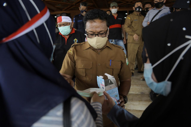 Jubir Covid Aceh Bagikan Masker kepada Pendemo