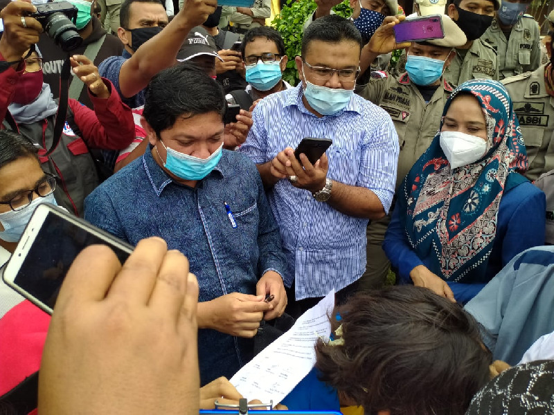 Masa Minta Plt Gubernur Aceh Keluarkan Pernyataan Tolak UU Cipta Kerja