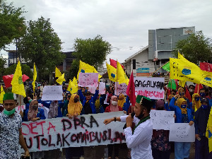 Demonstran Kembali Sambangi Kantor DPR Aceh