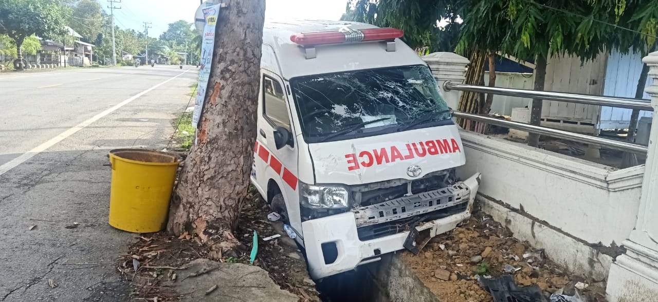 Bawa Pasien Covid-19 Ambulan Muyang Kute Kecalakaan di Padang Tiji