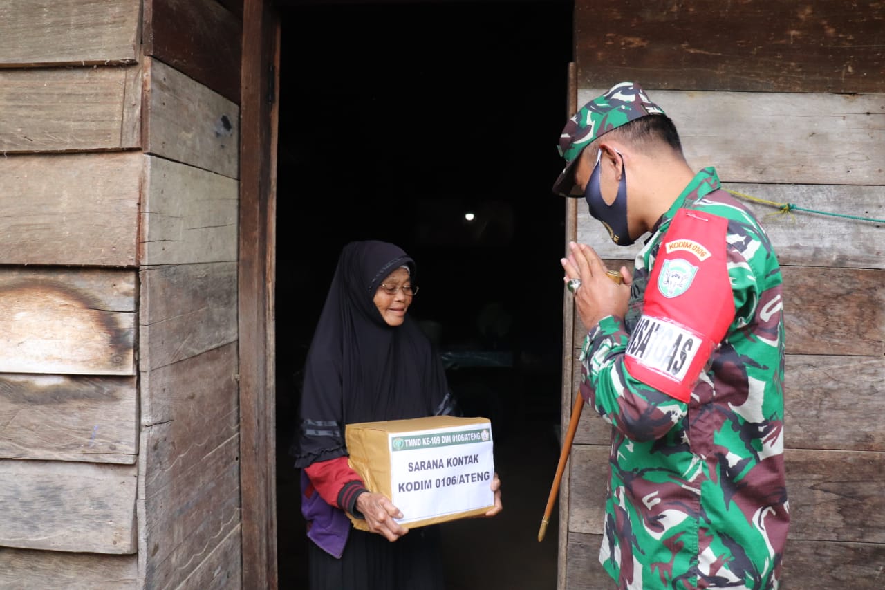 Dandim Aceh Tengah Serahkan Bantuan Sembako Untuk Warga Di Lokasi TMMD