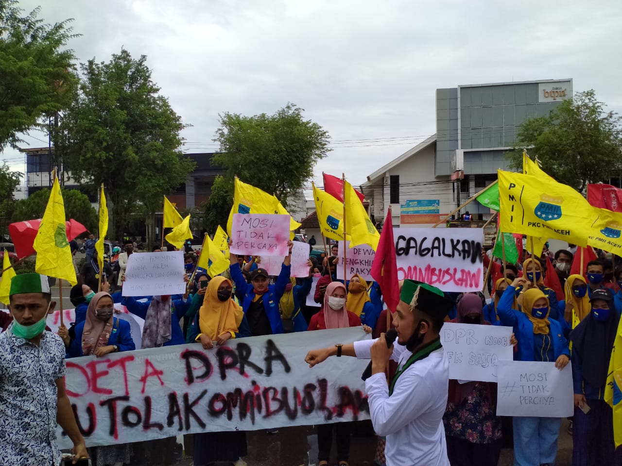 Demonstran Kembali Sambangi Kantor DPR Aceh