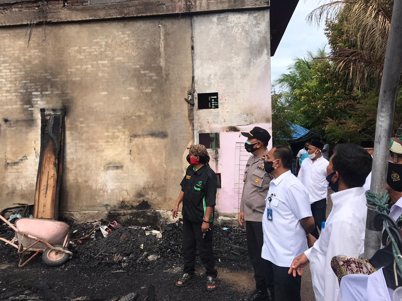 Keluarga Besar Kecamatan Baiturrahman Serahkan Bantuan Korban Kebakaran