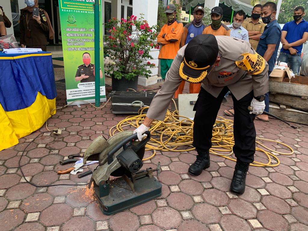 Kapolresta Banda Aceh Potong Senjata Api Rakitan Hasil Kejahatan di Kantor Kejari