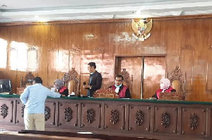 Hakim Kembali Tunda Sidang Gugatan Stickering BBM, Ini Alasannya