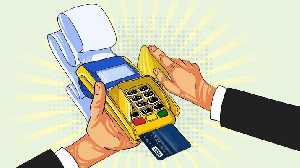 Waspada! Kelakuan Buruk Kasir: Gesek Kartu Debit/Kredit Dua Kali