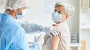 Apakah Vaksin COVID-19 akan Diberikan Kepada Lansia?