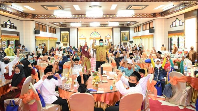 Gubernur Aceh Bersama Istri Diundang Makan Ratusan Anak Yatim Piatu