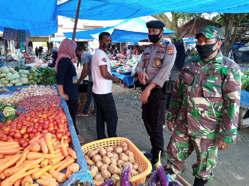 Sinergi TNI dan Polri dalam Menghimbau Prokes di Pasar Tradisional